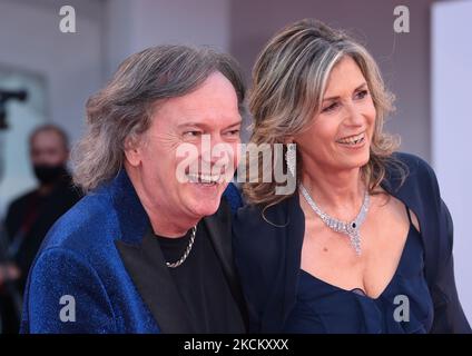 Bruno 'Red' Canzian, Beatrix Niederwieser, assiste au tapis rouge du film 'Competencia Oficial' lors du Festival International du film de Venise 78th sur 04 septembre 2021 à Venise, Italie. (Photo de Matteo Chinellato/NurPhoto) Banque D'Images