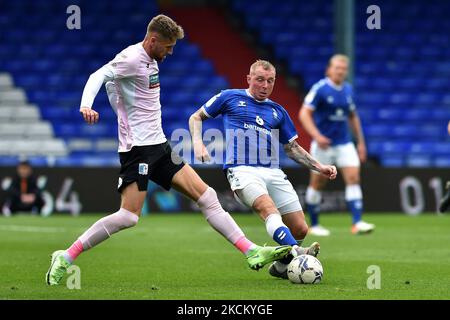 Nicky Adams d'Oldham Athletic et Patrick Brough de Barrow lors du match Sky Bet League 2 entre Oldham Athletic et Barrow à Boundary Park, Oldham, le samedi 4th septembre 2021. (Photo d'Eddie Garvey/MI News/NurPhoto) Banque D'Images