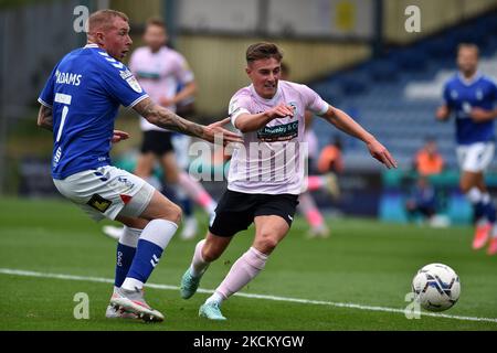 Nicky Adams d'Oldham Athletic se bat avec Robbie Gotts lors du match Sky Bet League 2 entre Oldham Athletic et Barrow à Boundary Park, Oldham, le samedi 4th septembre 2021. (Photo d'Eddie Garvey/MI News/NurPhoto) Banque D'Images