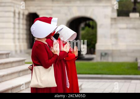 Les manifestants habillés comme des servantes du Tale de la servante se tiennent devant le Capitole des États-Unis lors d'une manifestation contre la loi texane interdisant l'avortement après 6 semaines, un moment où de nombreuses femmes ne savent pas qu'elles sont enceintes. Les manifestants demandent également l'adoption de la loi sur la protection de la santé des femmes, qui codifierait Roe c. Wade et garantirait l'accès à l'avortement dans tout le pays. (Photo d'Allison Bailey/NurPhoto) Banque D'Images