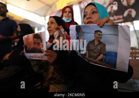 Un palestinien passe des bonbons dans la ville de Gaza, sur 6 septembre 2021, après que six prisonniers palestiniens se sont échappés de la prison de Gilboa, dans le nord d'Israël, le lundi 6 septembre 2021. Les forces israéliennes ont lancé lundi une chasse massive à l'homme dans le nord d'Israël et en Cisjordanie occupée après que les prisonniers aient échappé de nuit de l'installation de haute sécurité dans un quartier extrêmement rare. (Photo de Majdi Fathi/NurPhoto) Banque D'Images