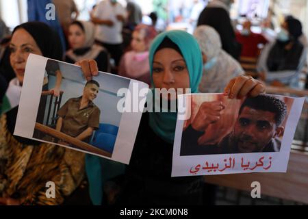 Un palestinien passe des bonbons dans la ville de Gaza, sur 6 septembre 2021, après que six prisonniers palestiniens se sont échappés de la prison de Gilboa, dans le nord d'Israël, le lundi 6 septembre 2021. Les forces israéliennes ont lancé lundi une chasse massive à l'homme dans le nord d'Israël et en Cisjordanie occupée après que les prisonniers aient échappé de nuit de l'installation de haute sécurité dans un quartier extrêmement rare. (Photo de Majdi Fathi/NurPhoto) Banque D'Images