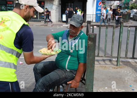 Un palestinien passe des bonbons dans la rue de la ville de Gaza, sur 6 septembre 2021, après que six prisonniers palestiniens se sont échappés de la prison de Gilboa, dans le nord d'Israël, le lundi 6 septembre 2021. Les forces israéliennes ont lancé lundi une chasse massive à l'homme dans le nord d'Israël et en Cisjordanie occupée après que les prisonniers aient échappé de nuit de l'installation de haute sécurité dans un quartier extrêmement rare. (Photo de Majdi Fathi/NurPhoto) Banque D'Images