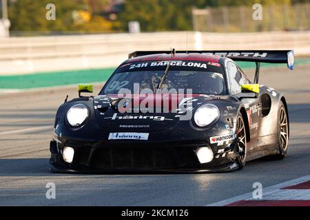 Pilotes : Jurgen Haring, Bobby Gonzales, Wolfgang Triller et Marco Seefried de Herberth Motorsport avec Porsche 911 GT3 R (991 II) pendant la course HANKOOK 24H BARCELONE 2021 sur le circuit de Catalunya. (Photo par DAX Images/NurPhoto) Banque D'Images