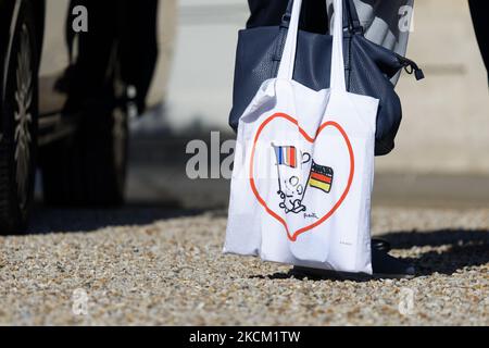 Diplomate allemand avec un sac "amitié entre la France et l'Allemagne par Plantu" lors de la visite du vice-chancelier et candidat du SPD allemand à la chancellerie fédérale allemande OLAF SCHOLTZ à l'Elysée pour une rencontre avec le président français Macron - 06 septembre 2021, Paris (Photo de Daniel Pier/NurPhoto) Banque D'Images