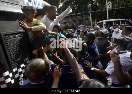 La police emprisonne les militants de l'État du Bengale occidental Chatra Parishad lors des manifestations contre les escroqueries dans l'éducation, l'examen et les opportunités d'emploi à Kolkata, Inde, 06 septembre 2021. (Photo par Indranil Aditya/NurPhoto) Banque D'Images