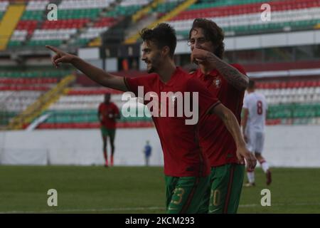 Fábio Vieira du Portugal U21 fête avec Fábio Silva après avoir obtenu un but lors du match de qualification Euro 2023 U21 entre le Portugal U21 et le Belarus U21 à l'Estadio José Gomes sur 6 septembre 2021 à Amadora, Portugal. (Photo de Valter Gouveia/NurPhoto) Banque D'Images