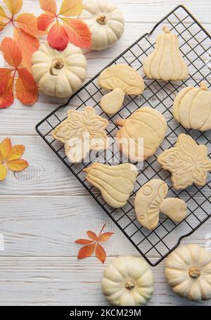 Cuisson d'automne. Biscuits sous forme de citrouille et de feuilles sur la table. Concept d'automne confortable. Banque D'Images