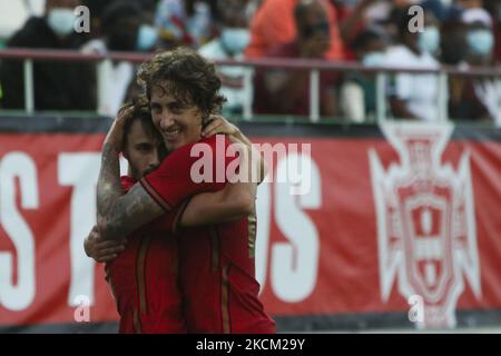 Fábio Vieira du Portugal U21 fête avec Fábio Silva après avoir obtenu un but lors du match de qualification Euro 2023 U21 entre le Portugal U21 et le Belarus U21 à l'Estadio José Gomes sur 6 septembre 2021 à Amadora, Portugal. (Photo de Valter Gouveia/NurPhoto) Banque D'Images