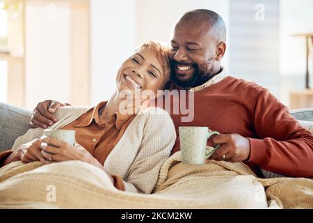 Amour, couple noir et café avec couverture, être heureux ou sourire ensemble pour le collage, l'amour et dans le salon. Retraite, romance et homme âgé avec Banque D'Images