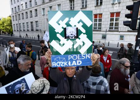 Un homme porte un signe avec une photo du leader polonais de facto Jaroslaw Kaczynski avec les logos de l'ultranationaliste, le camp radical national d'extrême-droite (ONR) devant le Parlement à Varsovie, en Pologne, le 6 septembre 2021. Plusieurs centaines de manifestants se sont rassemblés devant le Sejm, le Parlement polonais, pour protester contre un décret présidentiel qui a invoqué l'état d'urgence le long de la région frontalière avec le Bélarus. Alors que ses partisans soutiennent que la Pologne est menacée par une guerre hybride menée par le Belarus, qui pousse les migrants du Moyen-Orient au-dessus des frontières, les opposants soutiennent que la loi est un outil politique qui en résulte Banque D'Images