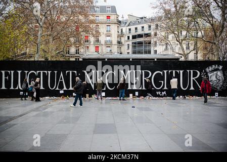 Sur 16 novembre 2015, trois jours après les attaques de 13 novembre 2015 qui ont tué 130 personnes et blessé plus de 400 dans une série d'attaques qui ont frappé plusieurs endroits à Paris, y compris le Stade de France, les terrasses de cafés et la salle de concert Bataclan, L'émotion est à son apogée dans les rues de Paris, comme ici la place de la République où une énorme étiquette a été peinte sur une clôture de chantier avec la devise de la ville, 'Fluctuat NEC Mergitur' qui signifie en latin 'il est battu par les vagues, mais ne s'enfonce pas'. (Photo de Samuel Boivin/NurPhoto) Banque D'Images