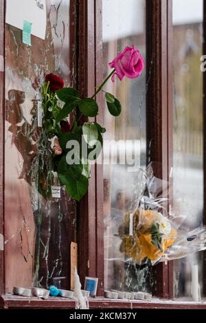 Sur 16 novembre 2015, trois jours après les attaques de 13 novembre 2015 qui ont tué 130 personnes et en ont blessé plus de 400 dans une série d'attaques qui ont frappé plusieurs endroits à Paris, dont le Stade de France, terrasses de café et salle de concert Bataclan l'émotion est à son apogée dans les rues de Paris, comme ici en face de la terrasse du 'Carillon' où les passants se rassemblent et placent des fleurs dans les trous de balle en hommage aux victimes. (Photo de Samuel Boivin/NurPhoto) Banque D'Images