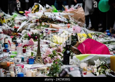 Sur 16 novembre 2015, trois jours après les attaques de 13 novembre 2015 qui ont tué 130 personnes et en ont blessé plus de 400 dans une série d'attaques qui ont frappé plusieurs endroits à Paris, dont le Stade de France, terrasses de café et salle de concert Bataclan l'émotion est à son apogée dans les rues de Paris, comme ici en face du restaurant 'le petit Cambodge' où les passants jettent des fleurs, des bougies et des messages de soutien en hommage aux victimes. (Photo de Samuel Boivin/NurPhoto) Banque D'Images