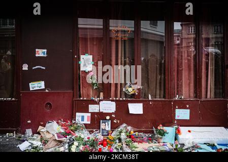 Sur 16 novembre 2015, trois jours après les attaques de 13 novembre 2015 qui ont tué 130 personnes et en ont blessé plus de 400 dans une série d'attaques qui ont frappé plusieurs endroits à Paris, dont le Stade de France, terrasses de café et salle de concert Bataclan l'émotion est à son apogée dans les rues de Paris, comme ici en face de la terrasse du restaurant 'le carillon' où les passants se rassemblent et jettent des fleurs, bougies et messages en hommage aux victimes devant l'un des lieux des attaques encore marqués par l'impact des balles. (Photo de Samuel Boivin/NurPhoto) Banque D'Images