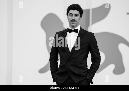 (NOTE DE LA RÉDACTION: Cette image a été convertie en noir et blanc) Eduardo Scarpetta assiste au tapis rouge du film 'qui RIDO IO' lors du Festival International du film de Venise sur 07 septembre 2021 78th à Venise, Italie (photo de Luca Carlino/NurPhoto) Banque D'Images