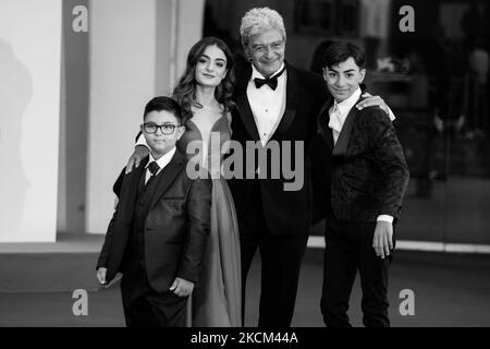 (NOTE DE LA RÉDACTION: Cette image a été convertie en noir et blanc) (L-R) Salvatore Battista, Marzia Onorato, le réalisateur Mario Martone et Alessandro Manna assistent au tapis rouge du film 'qui RIDO IO' lors du Festival International du film de Venise sur 07 septembre 2021 78th à Venise, Italie. (Photo par Luca Carlino/NurPhoto) Banque D'Images