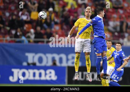 Cristian Manea et Yanik Frick en action pendant la partie de qualification de la coupe du monde de la FIFA entre la Roumanie et le Liechtenstein, joué à Bucarest, 05 septembre 2021. (Photo par Alex Nicodim/NurPhoto) Banque D'Images