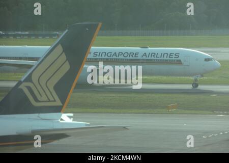 Le vol SQ325 de Singapore Airlines, Boeing 777-312(ER), de Francfort, touche l'aéroport international de Changi sur 8 septembre 2021 à Singapour. Le premier vol transportant 100 passagers de Francfort, en Allemagne, dans le cadre de l'accord Vaccine Travel Lane (VTL) arrive aujourd'hui à Singapour, où les voyageurs vaccinés peuvent entrer à Singapour sans aucune quarantaine. Singapour a ouvert unilatéralement l'accord VTL avec l'Allemagne et le Brunei comme point de départ. (Photo de Suhaimi Abdullah/NurPhoto) Banque D'Images