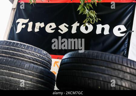 Les pneus et le logo Firestone sont visibles près du service automobile de Cracovie, en Pologne, sur 9 septembre 2021. (Photo de Jakub Porzycki/NurPhoto) Banque D'Images