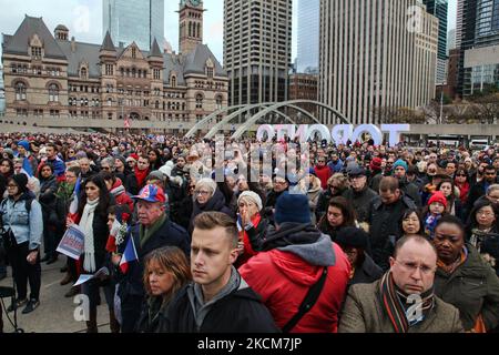 14 novembre 2015, Toronto, Ontario, Canada --- des centaines assistent à une vigile à la place Nathan Phillips à Toronto, Canada, pour manifester leur solidarité avec les citoyens de la France un jour après les attentats terroristes de Paris. Les jihadistes de l'État islamique ont revendiqué une série d'attaques coordonnées perpétrées par des hommes armés et des kamikazes à Paris contre 13 novembre, qui ont tué au moins 129 personnes et blessé plus de 350 personnes dans des scènes de carnage dans une salle de concert, dans des restaurants et dans le stade national. Cette attaque est l'attaque la plus meurtrière de Paris depuis la Seconde Guerre mondiale. --- (photo de Creative Touch Imaging Ltd./NurPhoto) Banque D'Images