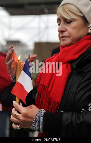 14 novembre 2015, Toronto, Ontario, Canada --- des centaines assistent à une vigile à la place Nathan Phillips à Toronto, Canada, pour manifester leur solidarité avec les citoyens de la France un jour après les attentats terroristes de Paris. Les jihadistes de l'État islamique ont revendiqué une série d'attaques coordonnées perpétrées par des hommes armés et des kamikazes à Paris contre 13 novembre, qui ont tué au moins 129 personnes et blessé plus de 350 personnes dans des scènes de carnage dans une salle de concert, dans des restaurants et dans le stade national. Cette attaque est l'attaque la plus meurtrière de Paris depuis la Seconde Guerre mondiale. --- (photo de Creative Touch Imaging Ltd./NurPhoto) Banque D'Images