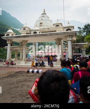 5 juillet 2022 Katra, Jammu-et-Cachemire, Inde. Personnes en file d'attente au point de contrôle de la porte d'entrée. Shri Mata Vaishno Devi Shrine, un pèlerinage hindou. Banque D'Images