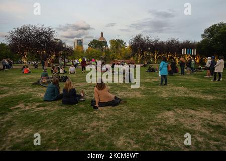 Edmontoniens participant à la sixième veillée annuelle de sensibilisation et de prévention au suicide du pont de la vie organisée par YEG Mental Health, un groupe voué à la sensibilisation aux problèmes de santé mentale dans la région du Grand Edmonton. Vendredi, 10 septembre 2021, à Edmonton, en Alberta, Canada. (Photo par Artur Widak/NurPhoto) Banque D'Images