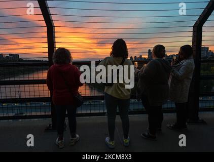 Edmontoniens vus sur le pont de haut niveau lorsqu'ils participent à la sixième veillée annuelle de sensibilisation et de prévention au suicide organisée par YEG Mental Health, un groupe voué à la sensibilisation aux problèmes de santé mentale dans la région du Grand Edmonton. Vendredi, 10 septembre 2021, à Edmonton, en Alberta, Canada. (Photo par Artur Widak/NurPhoto) Banque D'Images