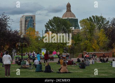 Edmontoniens participant à la sixième veillée annuelle de sensibilisation et de prévention au suicide du pont de la vie organisée par YEG Mental Health, un groupe voué à la sensibilisation aux problèmes de santé mentale dans la région du Grand Edmonton. Vendredi, 10 septembre 2021, à Edmonton, en Alberta, Canada. (Photo par Artur Widak/NurPhoto) Banque D'Images