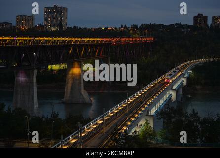 Vue générale du pont éclairé de haut niveau d'Edmonton. Edmontoniens a participé ce soir à la sixième veillée annuelle du pont de la vie sur la sensibilisation et la prévention au suicide organisée par YEG Mental Health, un groupe voué à la sensibilisation aux problèmes de santé mentale dans la région du Grand Edmonton. Vendredi, 10 septembre 2021, à Edmonton, en Alberta, Canada. (Photo par Artur Widak/NurPhoto) Banque D'Images