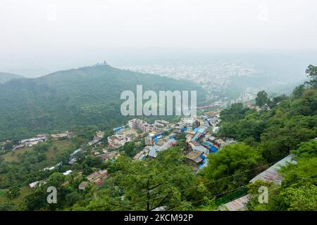 5 juillet 2022 Katra, Jammu-et-Cachemire, Inde. Un cliché aérien de la ville de katra à Jammu-et-Cachemire depuis le site de Mata Vaishno Devi. Banque D'Images