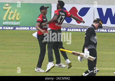 Le Shorirful Islam du Bangladesh célèbre avec son coéquipier Taskin Ahmed après avoir pris le cricket du Finn Allen de Nouvelle-Zélande lors du cinquième et dernier match international de cricket de Twenty20 entre le Bangladesh et la Nouvelle-Zélande au stade national de cricket Sher-e-Bangla à Dhaka, sur 10 septembre 2021. (Photo d'Ahmed Salahuddin/NurPhoto) Banque D'Images