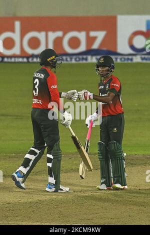 Afif Hossain au Bangladesh célèbre avec son coéquipier, Taskin Ahmed au Bangladesh, après avoir tiré une balle aux frontières lors du cinquième et dernier match international de cricket de Twenty20 entre le Bangladesh et la Nouvelle-Zélande au stade national de cricket Sher-e-Bangla à Dhaka, sur 10 septembre 2021. (Photo d'Ahmed Salahuddin/NurPhoto) Banque D'Images