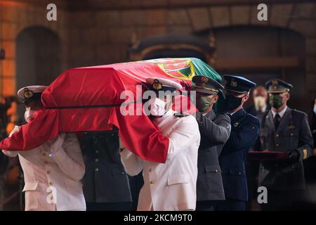 Les militaires portent la couronne des fleurs pour la cérémonie funéraire, à 11 septembre 2021 à Belem, Lisbonne, Portugal. Jorge Sampaio, 81 ans, a été président de la République pour deux mandats, entre 1996 et 2006, mort sur 10 septembre. Le Gouvernement portugais a décrété trois jours de deuil national. (Photo de Nuno Cruz/NurPhoto) Banque D'Images