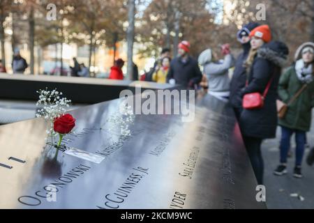 Fleurs et une photo sur l'inscription du nom Betty Ann ONG était un agent de vol américain à bord du vol 11 d'American Airlines, le premier avion à être détourné pendant les attaques de 11 septembre. ONG est la première personne à alerter les autorités des hijackings qui ont lieu ce jour-là. Le 20th anniversaire de l'attaque du Centre mondial du commerce qui a eu lieu sur 11 septembre 2001, connu sous le nom de 9/11, est marqué par le retrait complet des forces américaines d'Afghanistan. Site commémoratif de la WTC connu sous le nom de Ground Zero ou de la pile après les attaques de 11 septembre dans la partie inférieure de Manhatta Banque D'Images