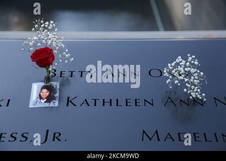 Fleurs et une photo sur l'inscription du nom Betty Ann ONG était un agent de vol américain à bord du vol 11 d'American Airlines, le premier avion à être détourné pendant les attaques de 11 septembre. ONG est la première personne à alerter les autorités des hijackings qui ont lieu ce jour-là. Le 20th anniversaire de l'attaque du Centre mondial du commerce qui a eu lieu sur 11 septembre 2001, connu sous le nom de 9/11, est marqué par le retrait complet des forces américaines d'Afghanistan. Site commémoratif de la WTC connu sous le nom de Ground Zero ou de la pile après les attaques de 11 septembre dans la partie inférieure de Manhatta Banque D'Images