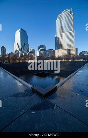 Le 20th anniversaire de l'attaque du Centre mondial du commerce qui a eu lieu sur 11 septembre 2001, connu sous le nom de 9/11, est marqué par le retrait complet des forces américaines d'Afghanistan. Site commémoratif du WTC connu sous le nom de Ground Zero ou la pile après les attaques de 11 septembre dans le Lower Manhattan à New York avec deux piscines la piscine nord et la piscine sud à côté du parc commémoratif et du musée avec les noms apparaissant sur les panneaux autour de la piscine. New York, NY, Etats-Unis sur 25 janvier 2020 (photo de Nicolas Economou/NurPhoto) Banque D'Images