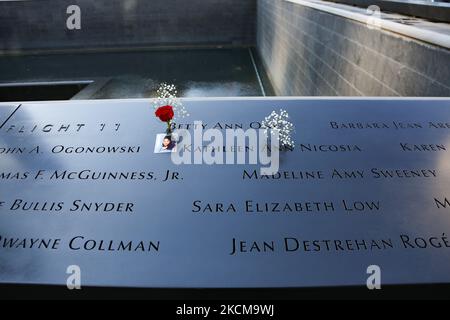 Fleurs et une photo sur l'inscription du nom Betty Ann ONG était un agent de vol américain à bord du vol 11 d'American Airlines, le premier avion à être détourné pendant les attaques de 11 septembre. ONG est la première personne à alerter les autorités des hijackings qui ont lieu ce jour-là. Le 20th anniversaire de l'attaque du Centre mondial du commerce qui a eu lieu sur 11 septembre 2001, connu sous le nom de 9/11, est marqué par le retrait complet des forces américaines d'Afghanistan. Site commémoratif de la WTC connu sous le nom de Ground Zero ou de la pile après les attaques de 11 septembre dans la partie inférieure de Manhatta Banque D'Images