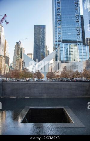 Le 20th anniversaire de l'attaque du Centre mondial du commerce qui a eu lieu sur 11 septembre 2001, connu sous le nom de 9/11, est marqué par le retrait complet des forces américaines d'Afghanistan. Site commémoratif du WTC connu sous le nom de Ground Zero ou la pile après les attaques de 11 septembre dans le Lower Manhattan à New York avec deux piscines la piscine nord et la piscine sud à côté du parc commémoratif et du musée avec les noms apparaissant sur les panneaux autour de la piscine. New York, NY, Etats-Unis sur 25 janvier 2020 (photo de Nicolas Economou/NurPhoto) Banque D'Images