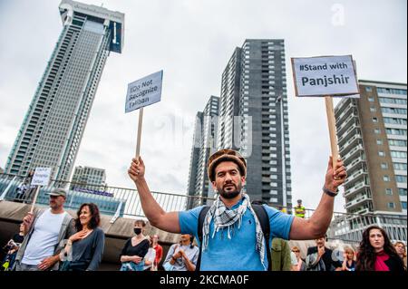 Un afghan tient deux pancartes contre le régime taliban et appuie Panjshir, lors d'une manifestation sur la liberté pour l'Afghanistan organisée à Rotterdam, sur 11 septembre 2021. (Photo par Romy Arroyo Fernandez/NurPhoto) Banque D'Images