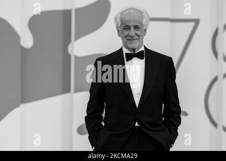 (NOTE DE LA RÉDACTION: Cette image a été convertie en noir et blanc) Toni Servillo assiste au tapis rouge du film 'qui RIDO IO' lors du Festival International du film de Venise sur 07 septembre 2021 78th à Venise, Italie (photo de Luca Carlino/NurPhoto) Banque D'Images