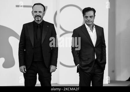 (NOTE DE LA RÉDACTION: Cette image a été convertie en noir et blanc) Paolo Pierobon et Lino Musella assistent au tapis rouge du film 'qui RIDO IO' lors du Festival International du film de Venise sur 07 septembre 2021 78th à Venise, Italie. (Photo par Luca Carlino/NurPhoto) Banque D'Images