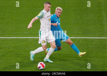 Andrey Mostovoy (R) de Zenit et Andrey Semenov d'Akhmat vie pour le bal lors du match de la première Ligue russe entre le FC Zenit Saint-Pétersbourg et le FC Akhmat Grozny sur 11 septembre 2021 à l'arène Gazprom à Saint-Pétersbourg, en Russie. (Photo de Mike Kireev/NurPhoto) Banque D'Images