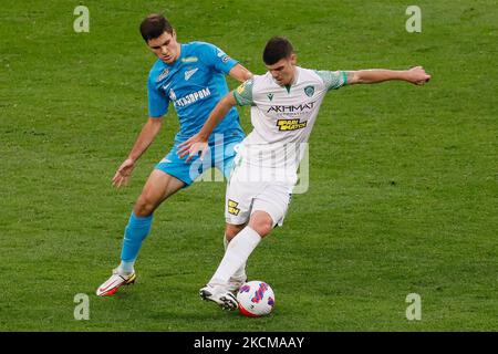 Kirill Kravtsov (L) de Zenit et Igor Konovalov d'Akhmat vie pour le bal lors du match de la première Ligue russe entre le FC Zenit Saint-Pétersbourg et le FC Akhmat Grozny sur 11 septembre 2021 à l'arène Gazprom à Saint-Pétersbourg, en Russie. (Photo de Mike Kireev/NurPhoto) Banque D'Images