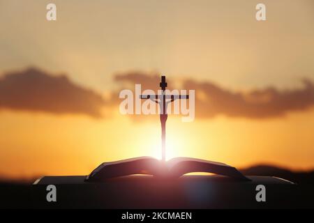 Le ciel et les nuages qui brillent rouge comme le sang, la croix symbolisant la mort et la résurrection de Jésus-Christ, et les raindrops lumineux illuminent Banque D'Images