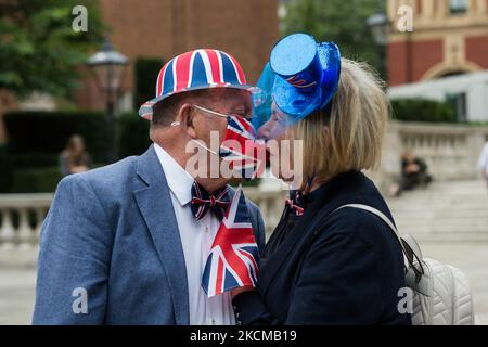 LONDRES, ROYAUME-UNI - 11 SEPTEMBRE 2021 : les amateurs de concerts portant des accessoires avec un baiser de drapeau britannique arrivent à l'extérieur du Royal Albert Hall avant la dernière nuit des Proms sur 11 septembre 2021 à Londres, en Angleterre. (Photo de Wiktor Szymanowicz/NurPhoto) Banque D'Images