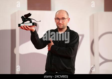 Le réalisateur Laurynas Bareisa pose avec le Prix Orizzonti pour le meilleur film de 'Piligrimai' (Pilgrims) au prix Photocall lors du Festival International du film de Venise 78th sur 11 septembre 2021 à Venise, Italie. (Photo par Luca Carlino/NurPhoto) Banque D'Images