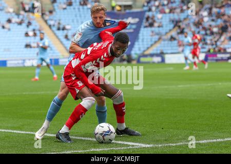 Isaiah Jones de Middlesbrough est défié par Jamie Allen, de Coventry City, lors de la première moitié du championnat Sky Bet entre Coventry City et Middlesbrough à la Ricoh Arena, à Coventry, le samedi 11th septembre 2021. (Photo de John Cripps/MI News/NurPhoto) Banque D'Images