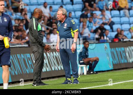 Neil Warnock, directeur de Middlesbrough, a un mot avec le quatrième officiel lors de la première moitié du match de championnat Sky Bet entre Coventry City et Middlesbrough à la Ricoh Arena, Coventry, le samedi 11th septembre 2021. (Photo de John Cripps/MI News/NurPhoto) Banque D'Images